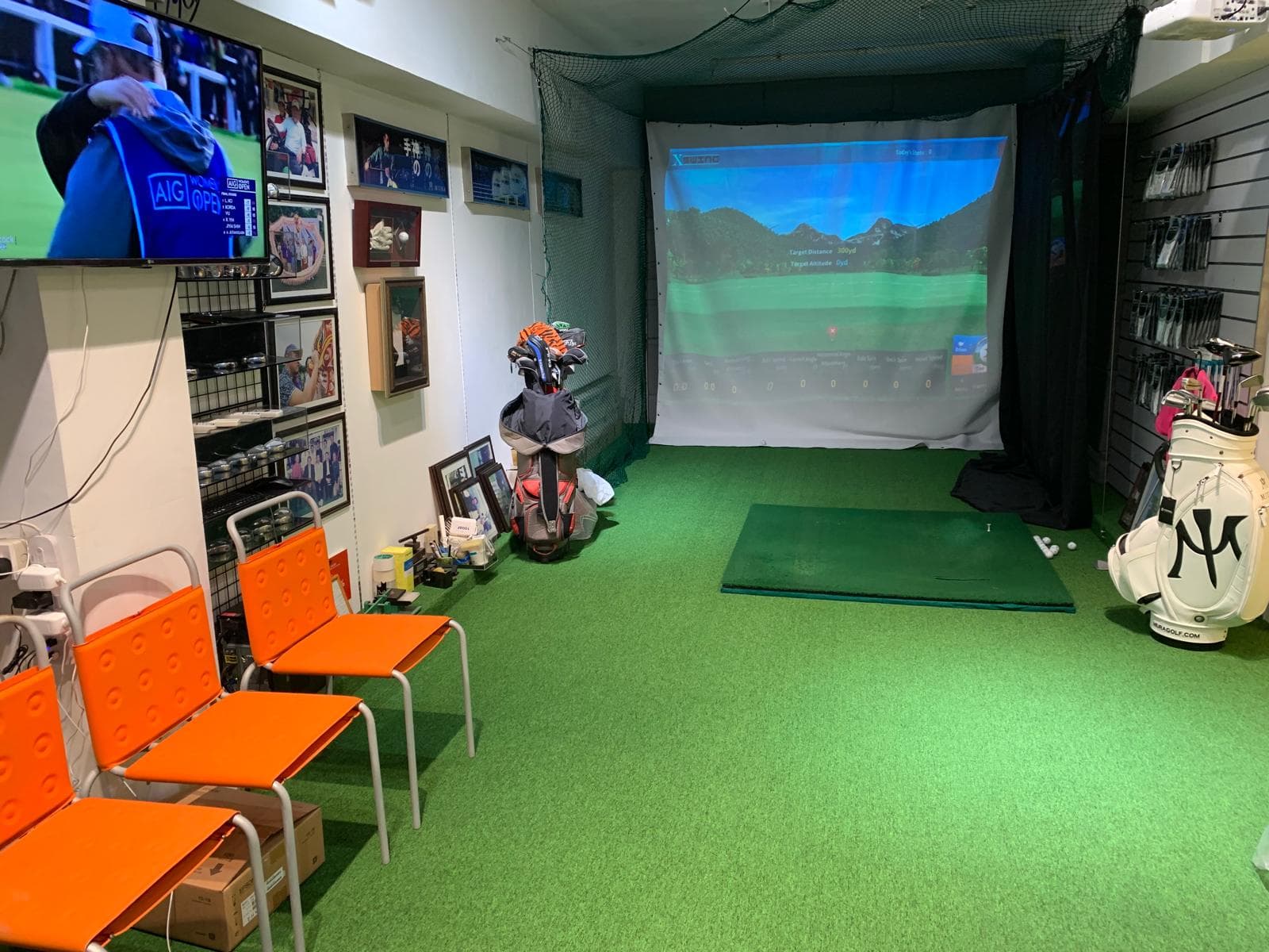 Simulator hitting bay with launch monitor and Miura bag at Golf Partners